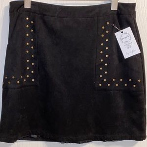 Sugar & lips large polyester and spandex skirt with pockets.